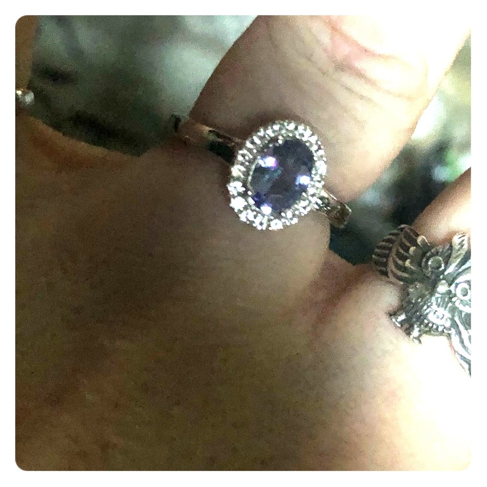BNIB 7mm x 5mm beautiful halo ring